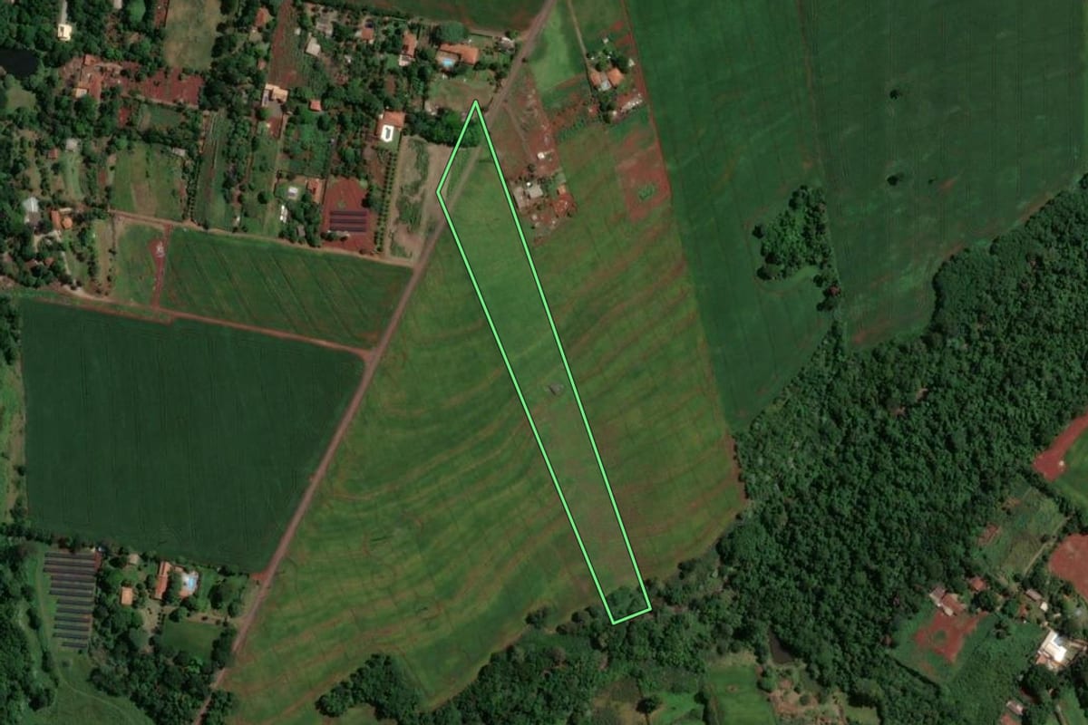 Imagem de satélite do imóvel rural em Maringá (PR), com o contorno declarado no CAR desenhado por cima.