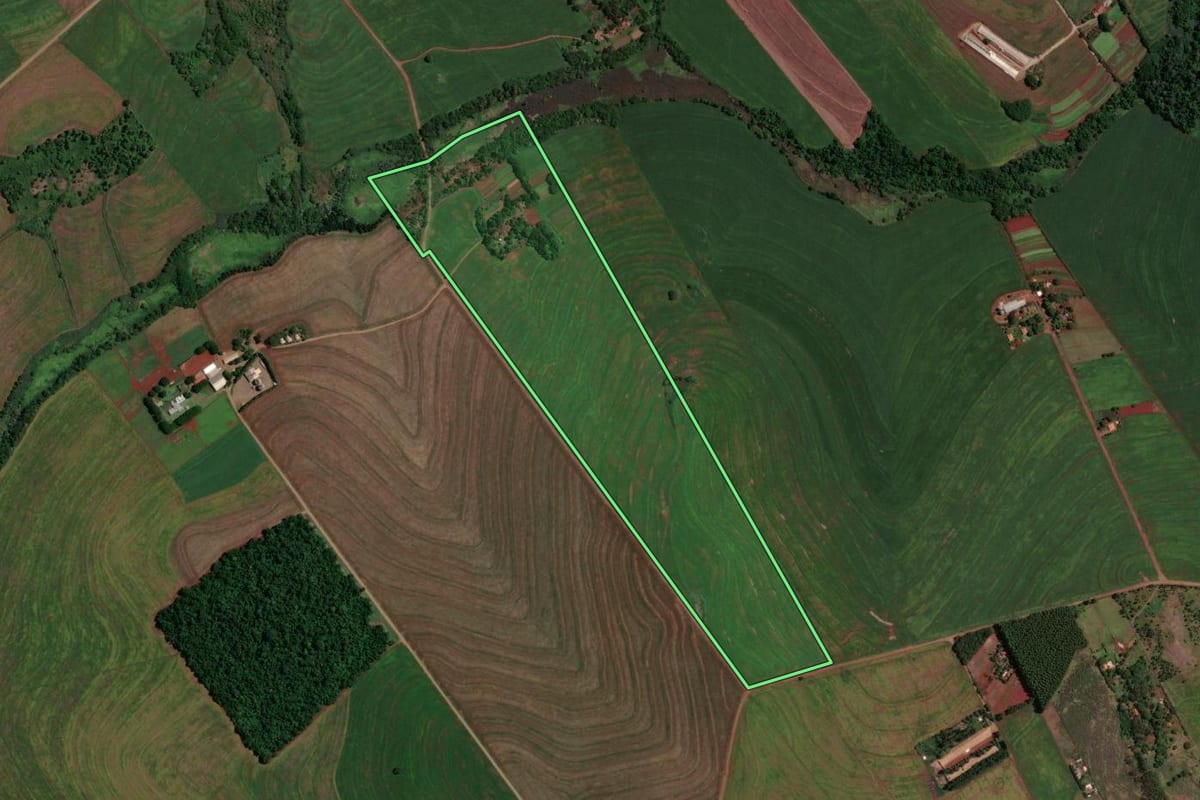 Imagem de satélite do imóvel rural em Maringá (PR), com o contorno declarado no CAR desenhado por cima.