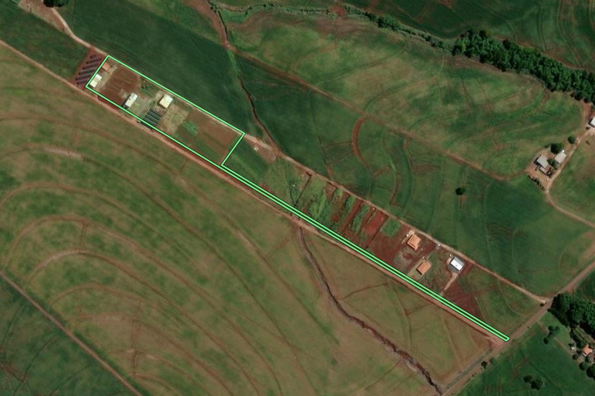 Imagem de satélite do imóvel rural em Maringá (PR), com o contorno declarado no CAR desenhado por cima.