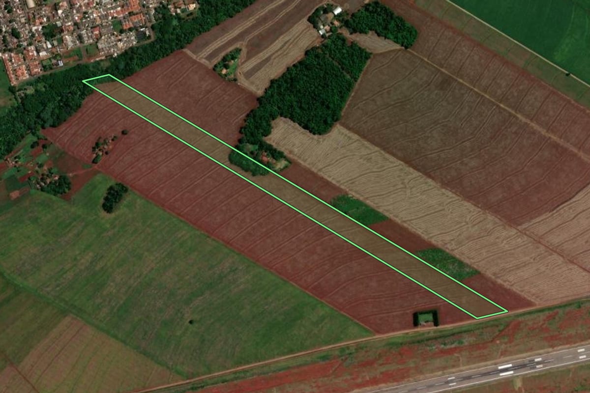 Imagem de satélite do imóvel rural em Maringá (PR), com o contorno declarado no CAR desenhado por cima.