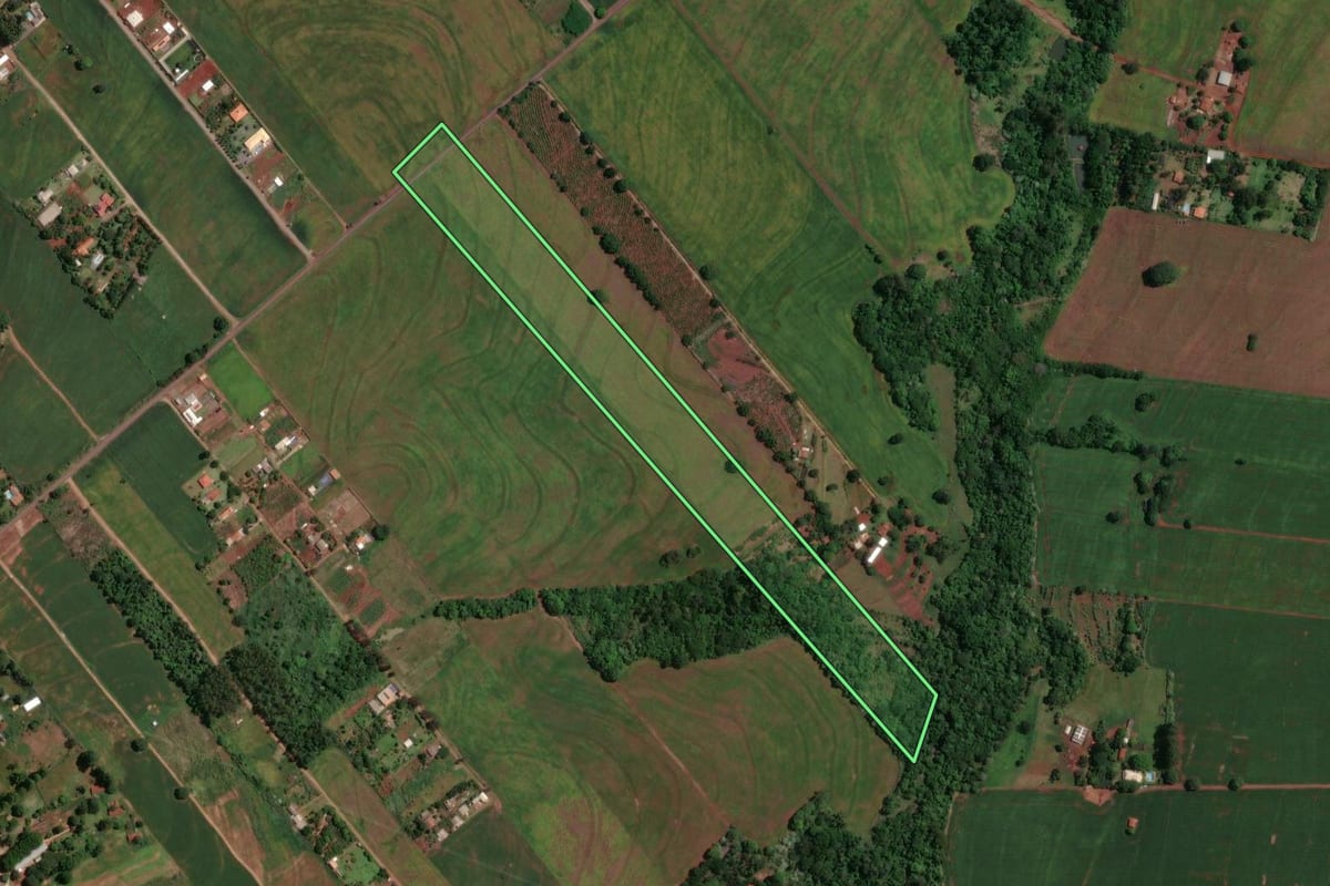 Imagem de satélite do imóvel rural em Maringá (PR), com o contorno declarado no CAR desenhado por cima.