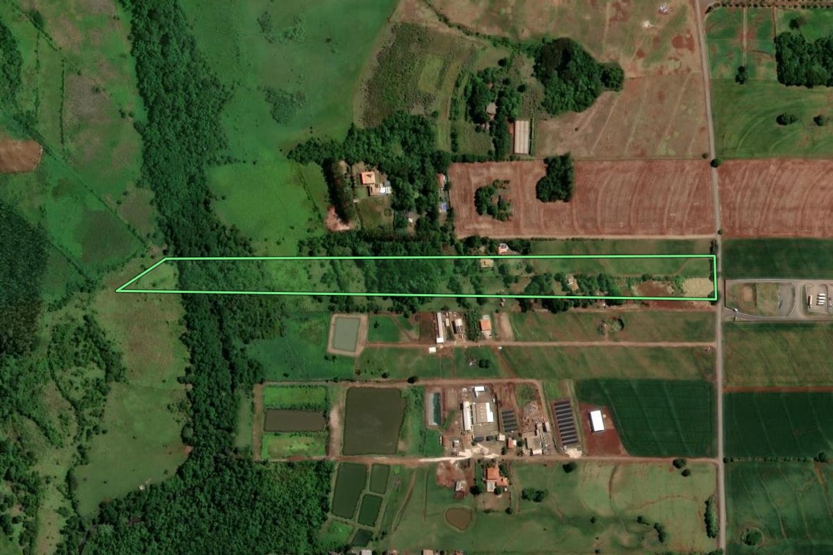 Imagem de satélite do imóvel rural em Maringá (PR), com o contorno declarado no CAR desenhado por cima.