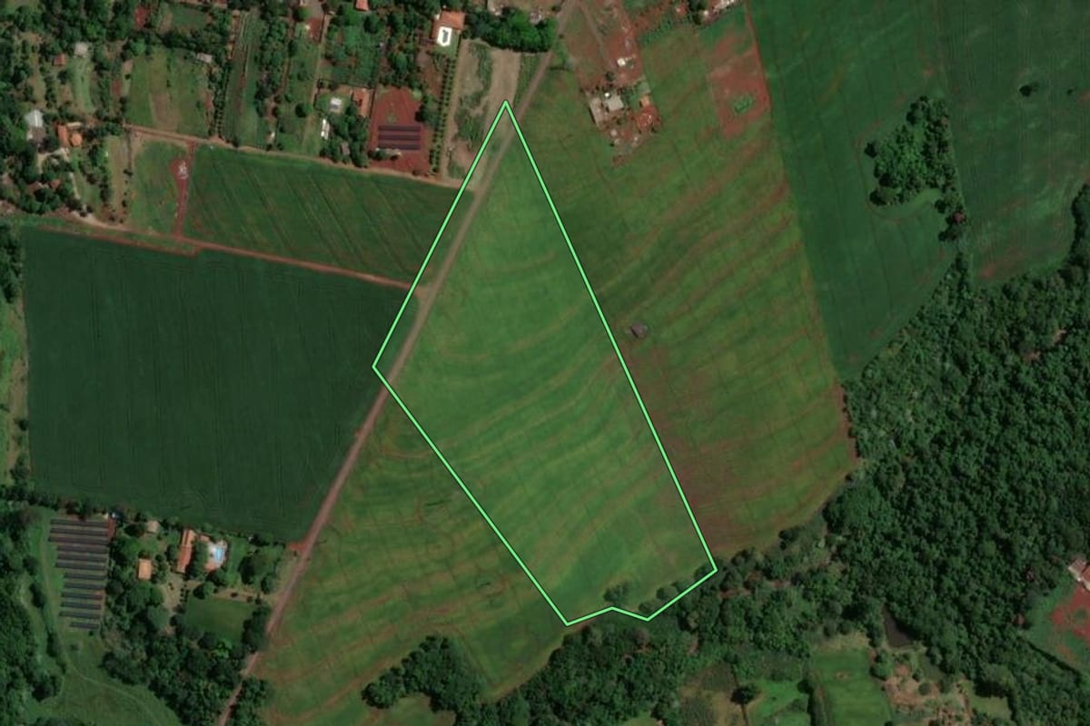 Imagem de satélite do imóvel rural em Maringá (PR), com o contorno declarado no CAR desenhado por cima.
