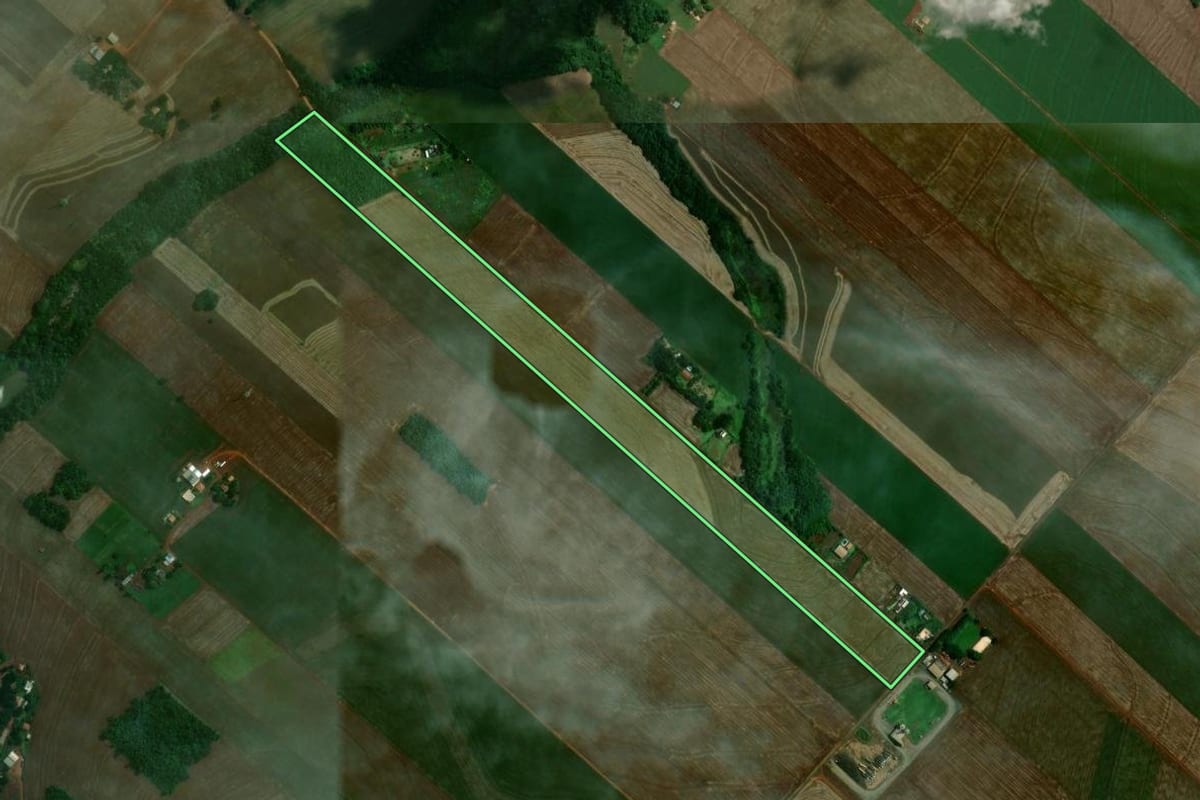 Imagem de satélite do imóvel rural em Maringá (PR), com o contorno declarado no CAR desenhado por cima.