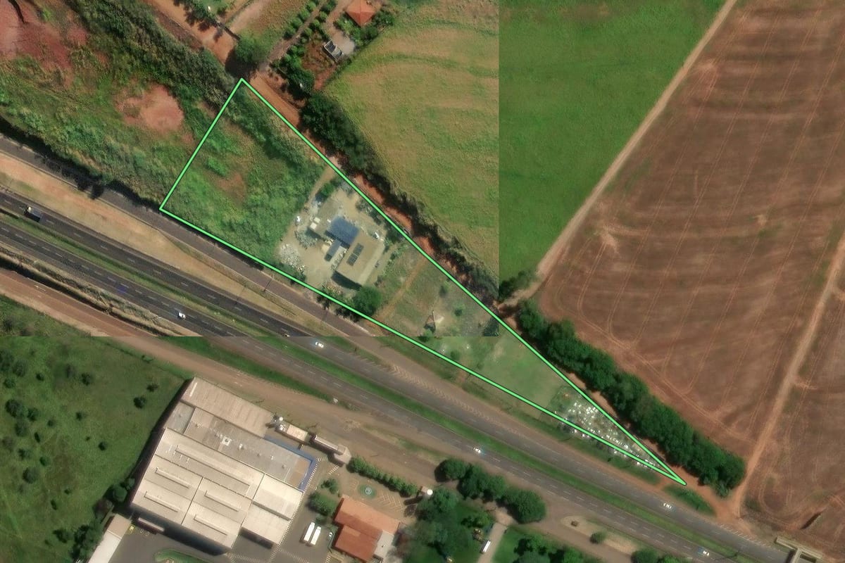 Imagem de satélite do imóvel rural em Maringá (PR), com o contorno declarado no CAR desenhado por cima.