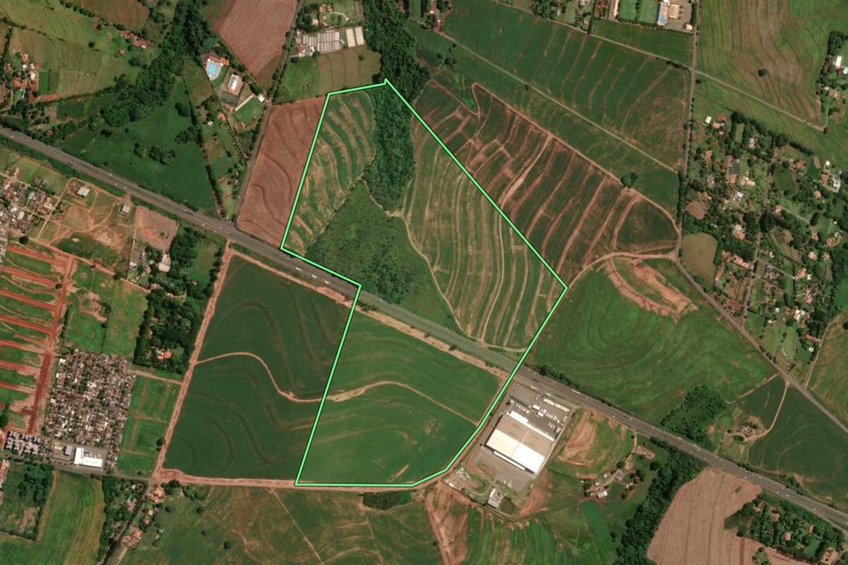 Imagem de satélite do imóvel rural em Maringá (PR), com o contorno declarado no CAR desenhado por cima.
