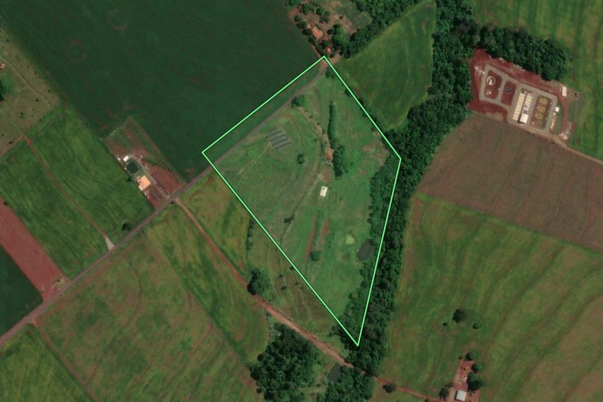 Imagem de satélite do imóvel rural em Maringá (PR), com o contorno declarado no CAR desenhado por cima.
