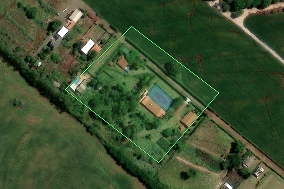 Imagem de satélite do imóvel rural em Maringá (PR), com o contorno declarado no CAR desenhado por cima.