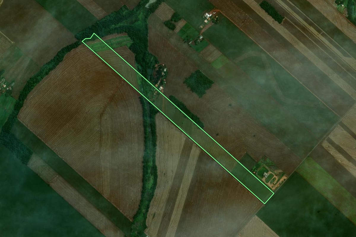 Imagem de satélite do imóvel rural em Maringá (PR), com o contorno declarado no CAR desenhado por cima.