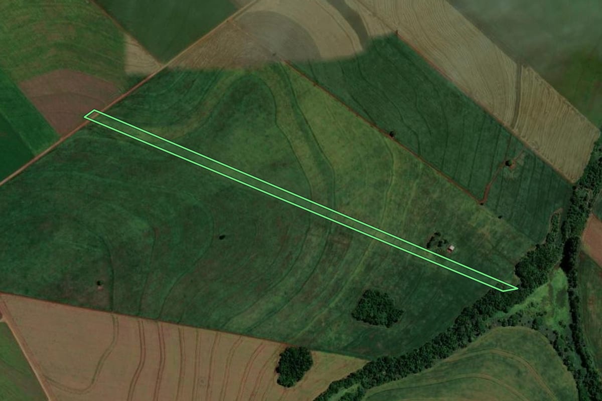 Imagem de satélite do imóvel rural em Maringá (PR), com o contorno declarado no CAR desenhado por cima.