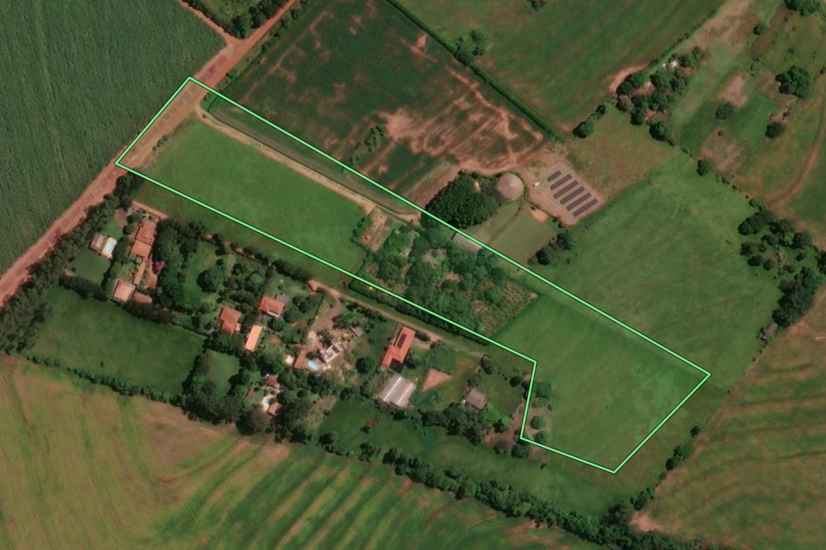 Imagem de satélite do imóvel rural em Maringá (PR), com o contorno declarado no CAR desenhado por cima.