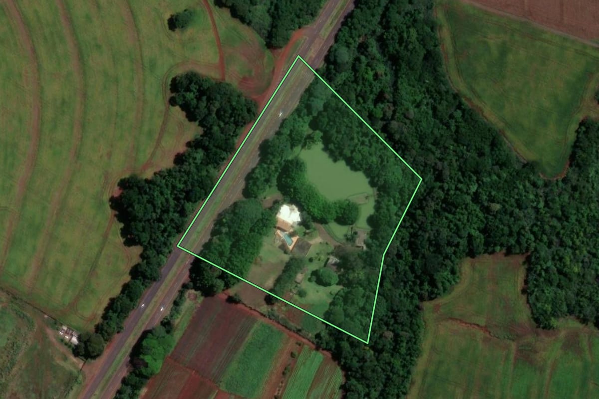 Imagem de satélite do imóvel rural em Maringá (PR), com o contorno declarado no CAR desenhado por cima.