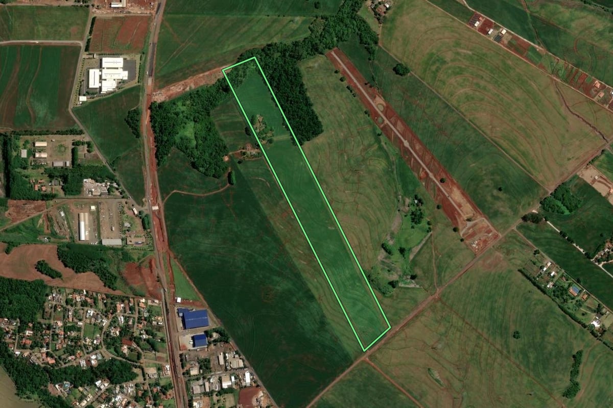 Imagem de satélite do imóvel rural em Maringá (PR), com o contorno declarado no CAR desenhado por cima.