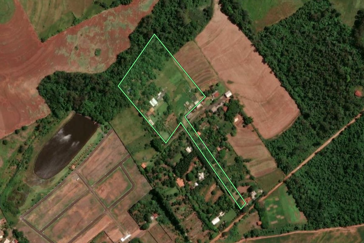 Imagem de satélite do imóvel rural em Maringá (PR), com o contorno declarado no CAR desenhado por cima.