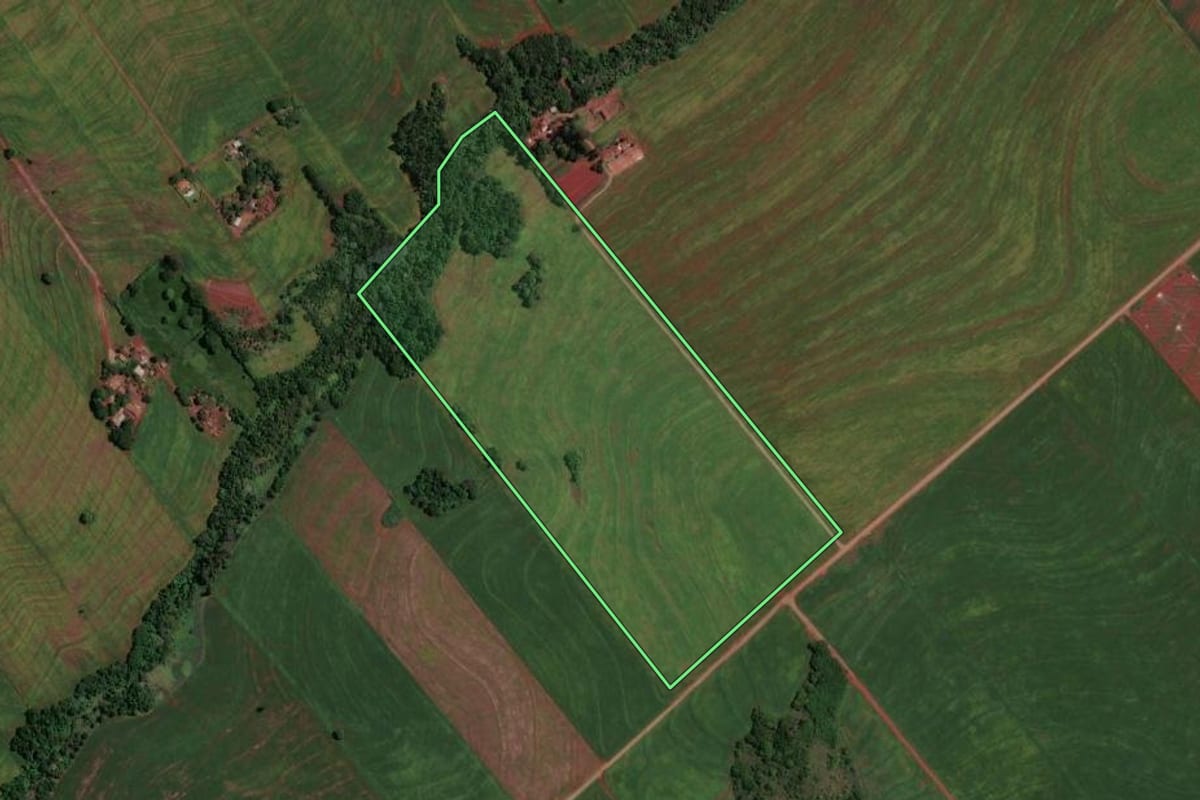 Imagem de satélite do imóvel rural em Maringá (PR), com o contorno declarado no CAR desenhado por cima.