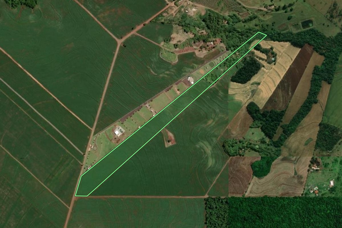 Imagem de satélite do imóvel rural em Maringá (PR), com o contorno declarado no CAR desenhado por cima.