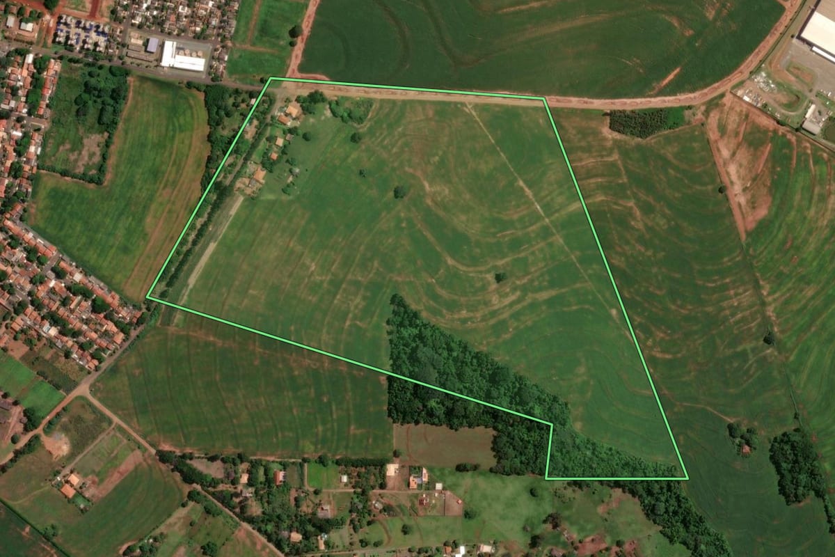 Imagem de satélite do imóvel rural em Maringá (PR), com o contorno declarado no CAR desenhado por cima.