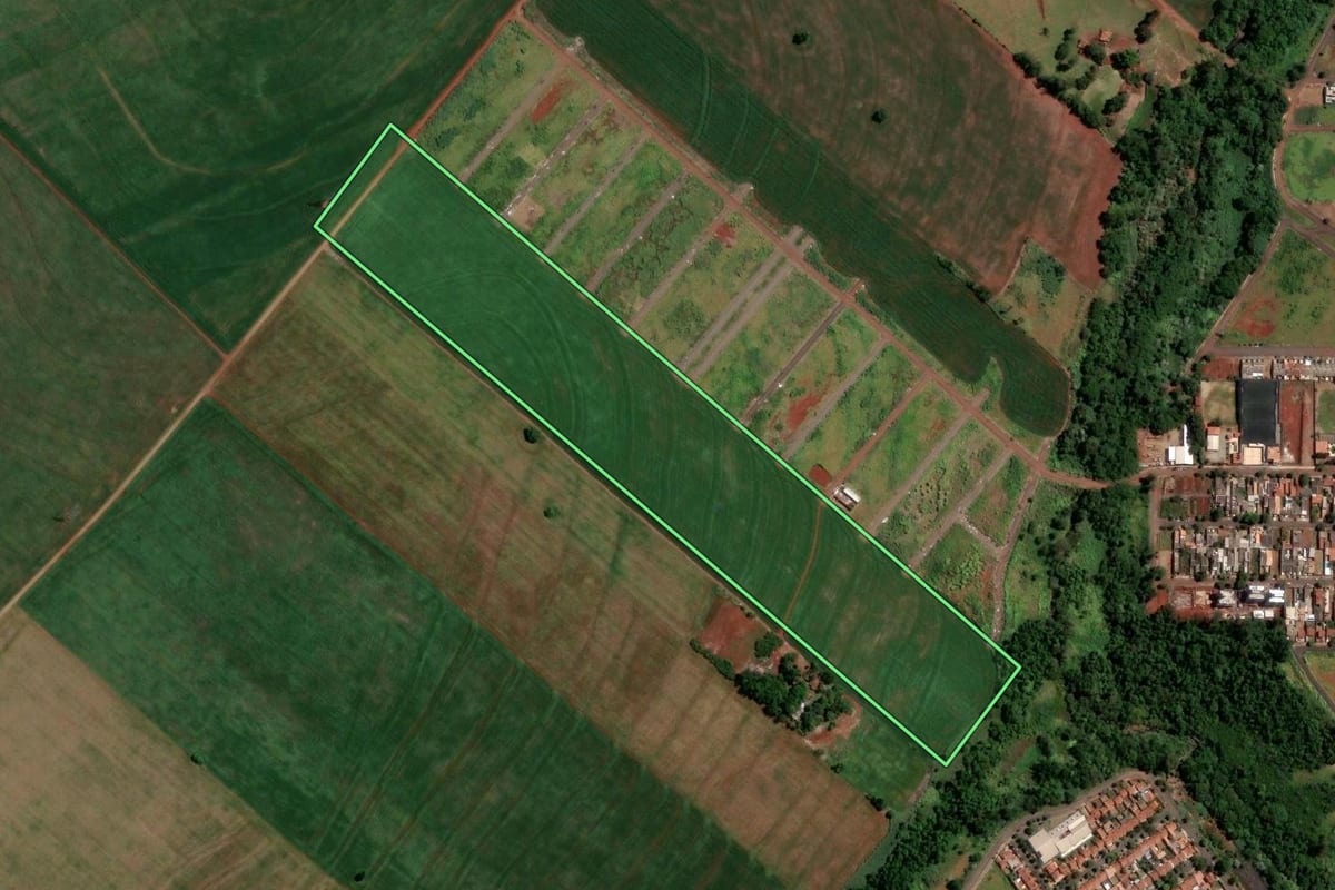 Imagem de satélite do imóvel rural em Maringá (PR), com o contorno declarado no CAR desenhado por cima.