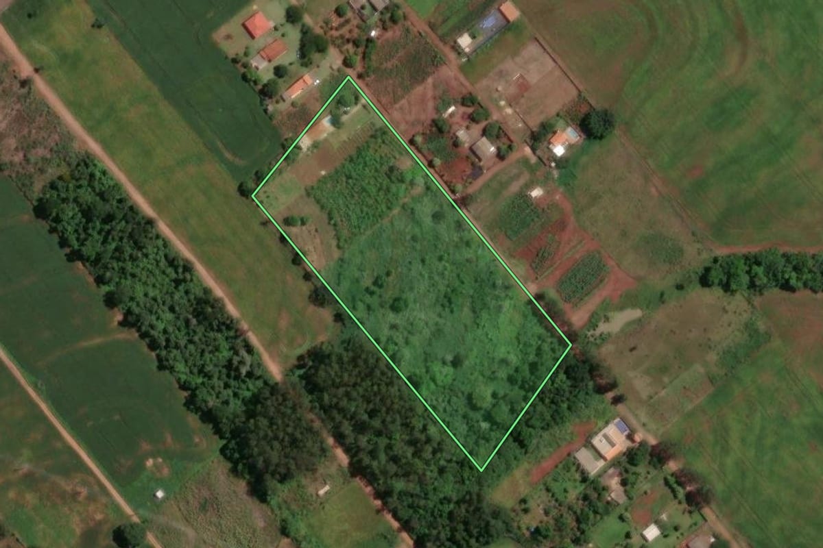 Imagem de satélite do imóvel rural em Maringá (PR), com o contorno declarado no CAR desenhado por cima.