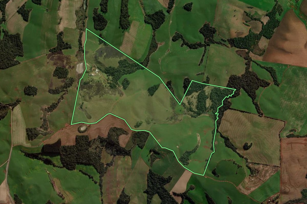 Imagem de satélite do imóvel rural em Mariópolis (PR), com o contorno declarado no CAR desenhado por cima.