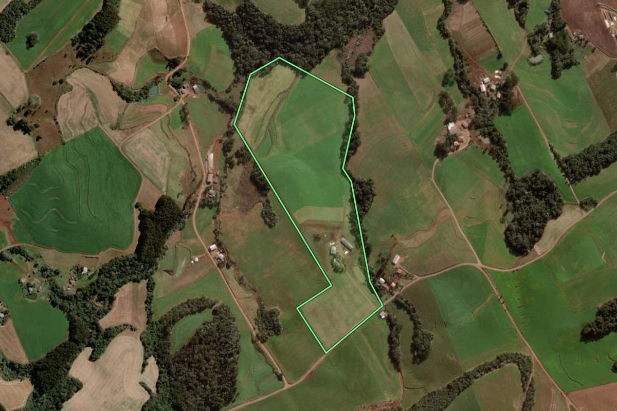 Imagem de satélite do imóvel rural em Mariópolis (PR), com o contorno declarado no CAR desenhado por cima.