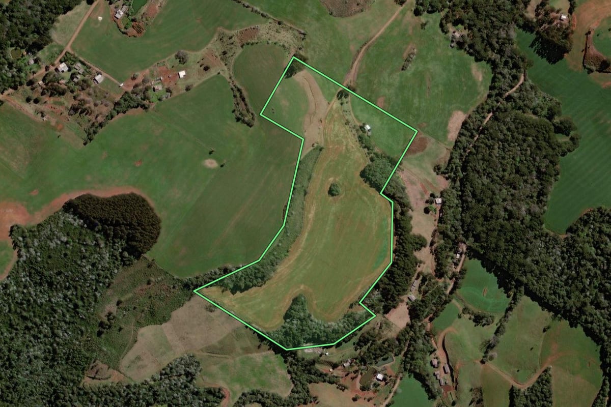 Imagem de satélite do imóvel rural em Mariópolis (PR), com o contorno declarado no CAR desenhado por cima.