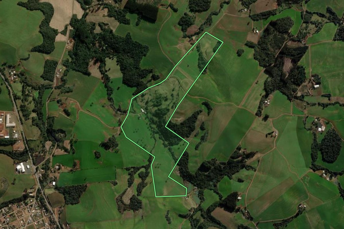 Imagem de satélite do imóvel rural em Mariópolis (PR), com o contorno declarado no CAR desenhado por cima.
