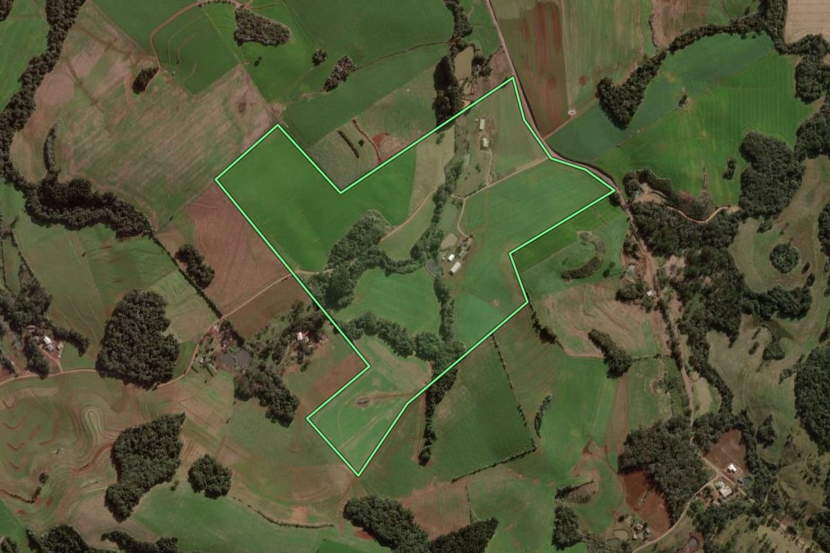 Imagem de satélite do imóvel rural em Mariópolis (PR), com o contorno declarado no CAR desenhado por cima.