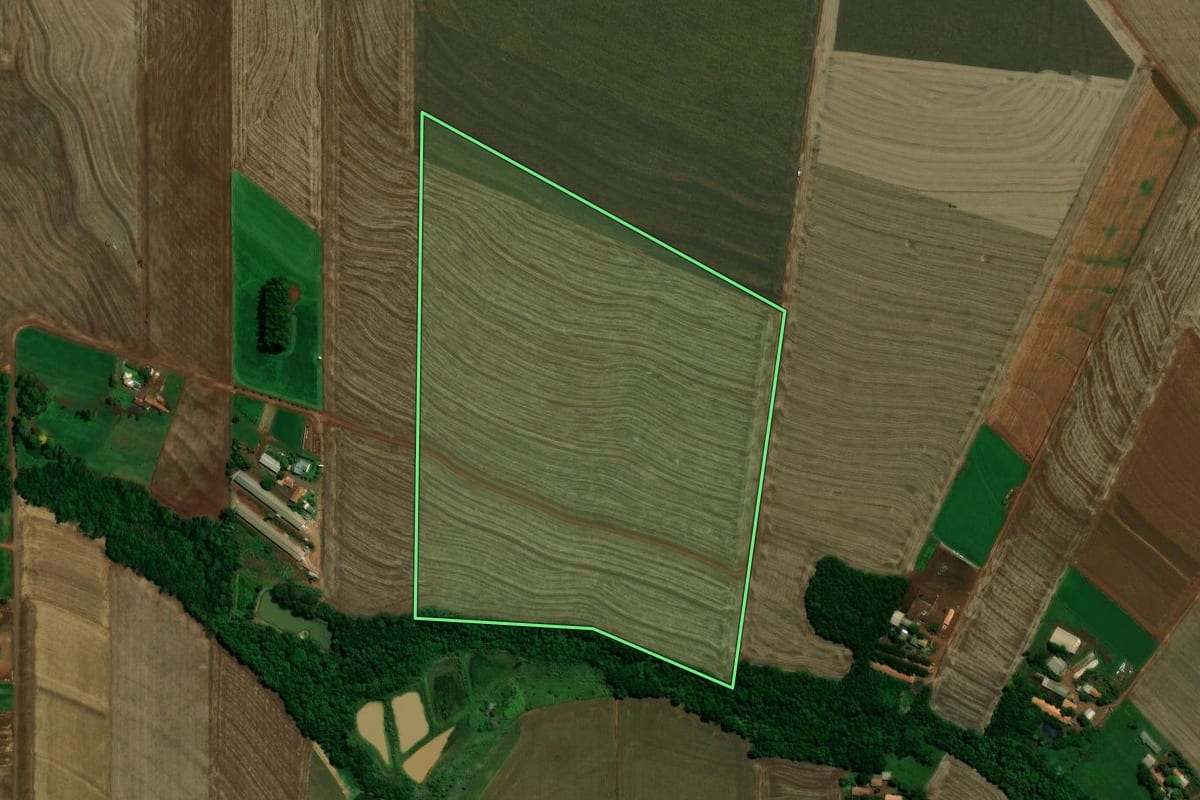 Imagem de satélite do imóvel rural em Maripá (PR), com o contorno declarado no CAR desenhado por cima.