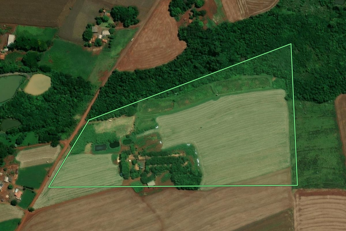 Imagem de satélite do imóvel rural em Maripá (PR), com o contorno declarado no CAR desenhado por cima.