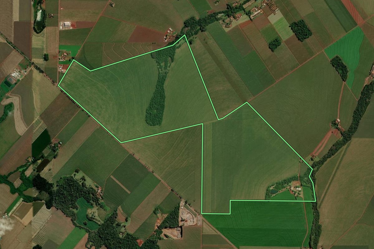 Imagem de satélite do imóvel rural em Maripá (PR), com o contorno declarado no CAR desenhado por cima.
