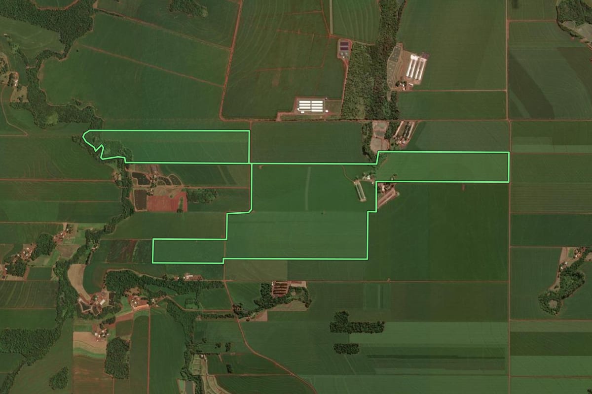 Imagem de satélite do imóvel rural em Maripá (PR), com o contorno declarado no CAR desenhado por cima.