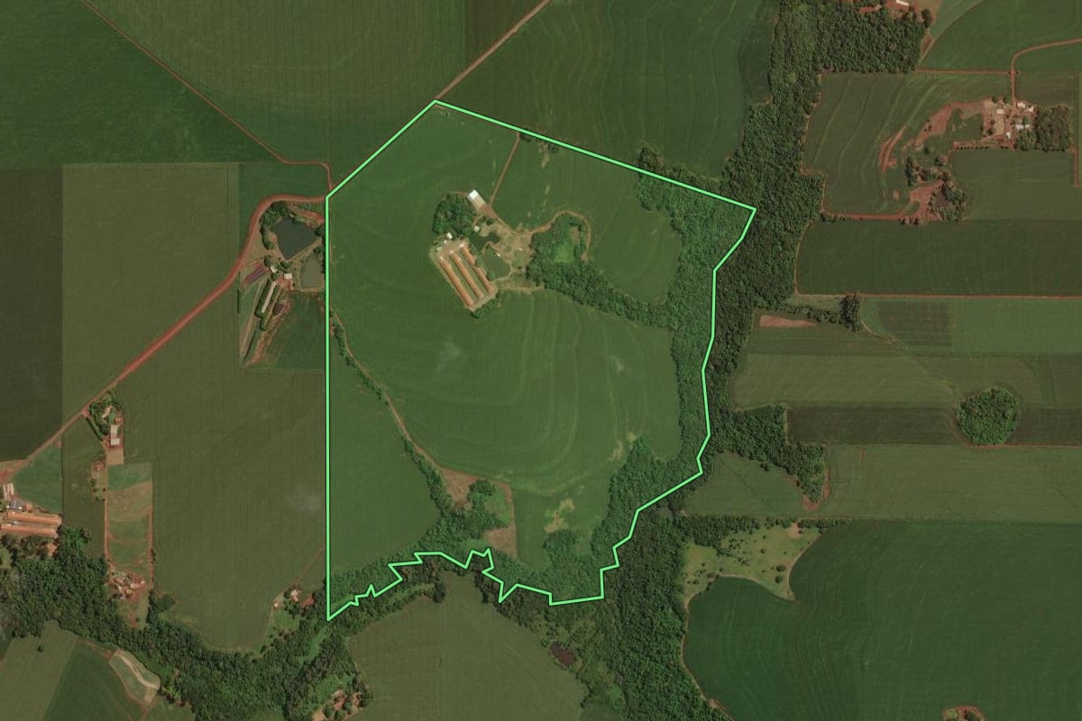 Imagem de satélite do imóvel rural em Maripá (PR), com o contorno declarado no CAR desenhado por cima.