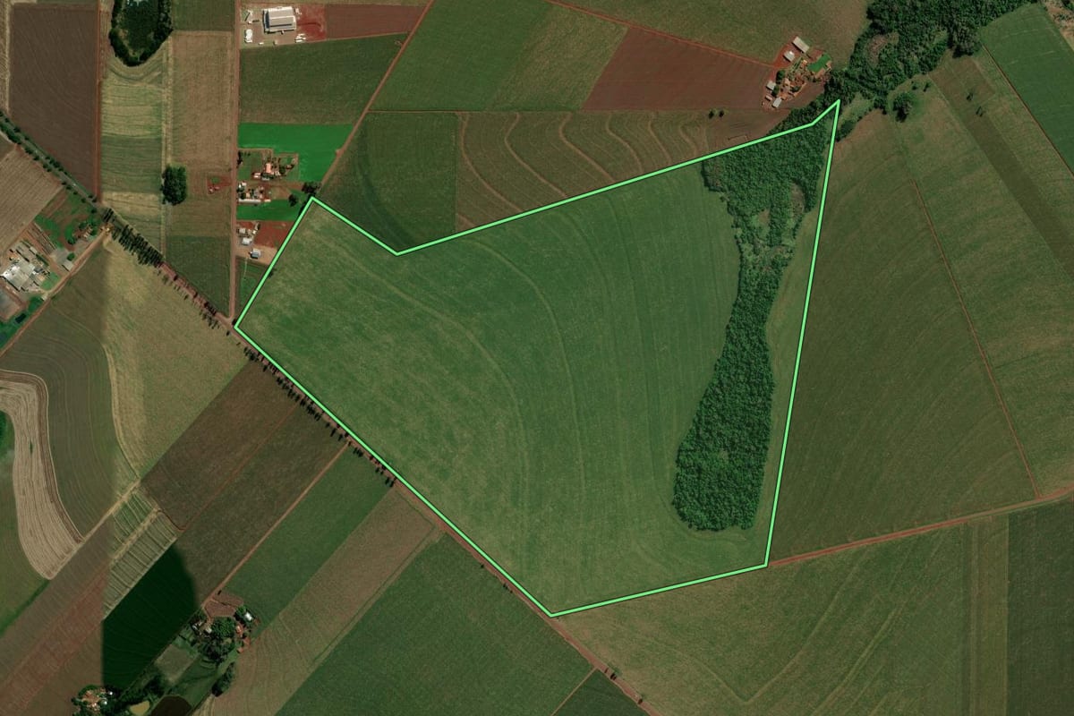 Imagem de satélite do imóvel rural em Maripá (PR), com o contorno declarado no CAR desenhado por cima.