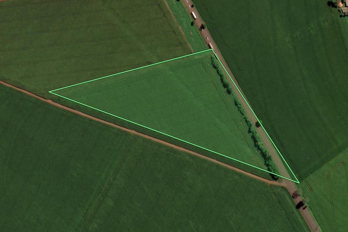 Imagem de satélite do imóvel rural em Maripá (PR), com o contorno declarado no CAR desenhado por cima.