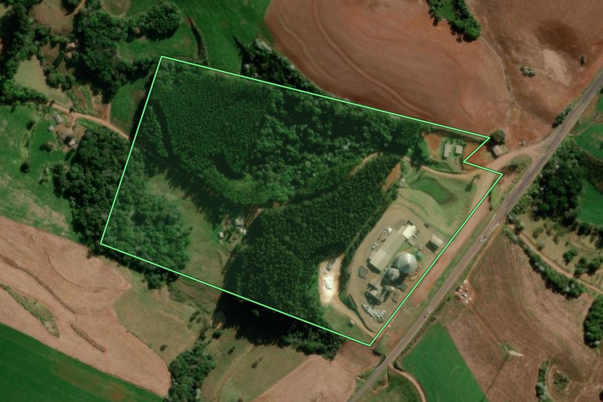Imagem de satélite do imóvel rural em Marmeleiro (PR), com o contorno declarado no CAR desenhado por cima.