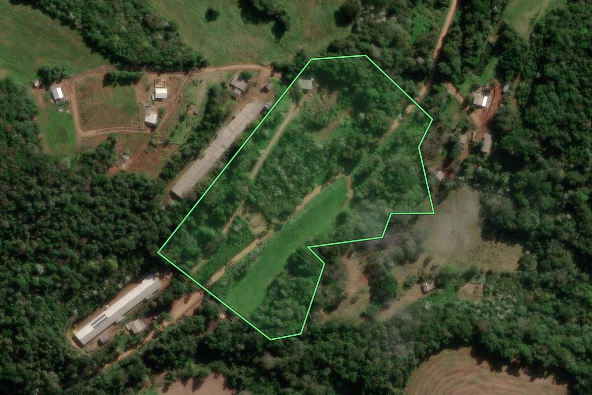 Imagem de satélite do imóvel rural em Marmeleiro (PR), com o contorno declarado no CAR desenhado por cima.
