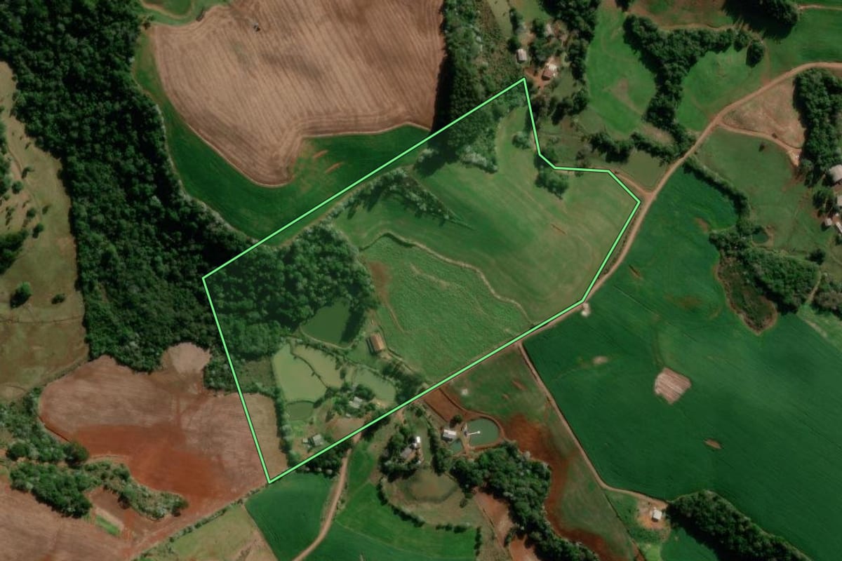 Imagem de satélite do imóvel rural em Marmeleiro (PR), com o contorno declarado no CAR desenhado por cima.