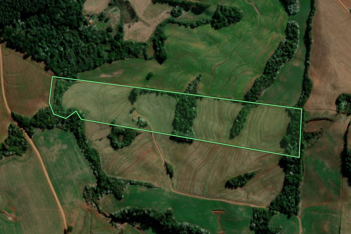 Imagem de satélite do imóvel rural em Marmeleiro (PR), com o contorno declarado no CAR desenhado por cima.