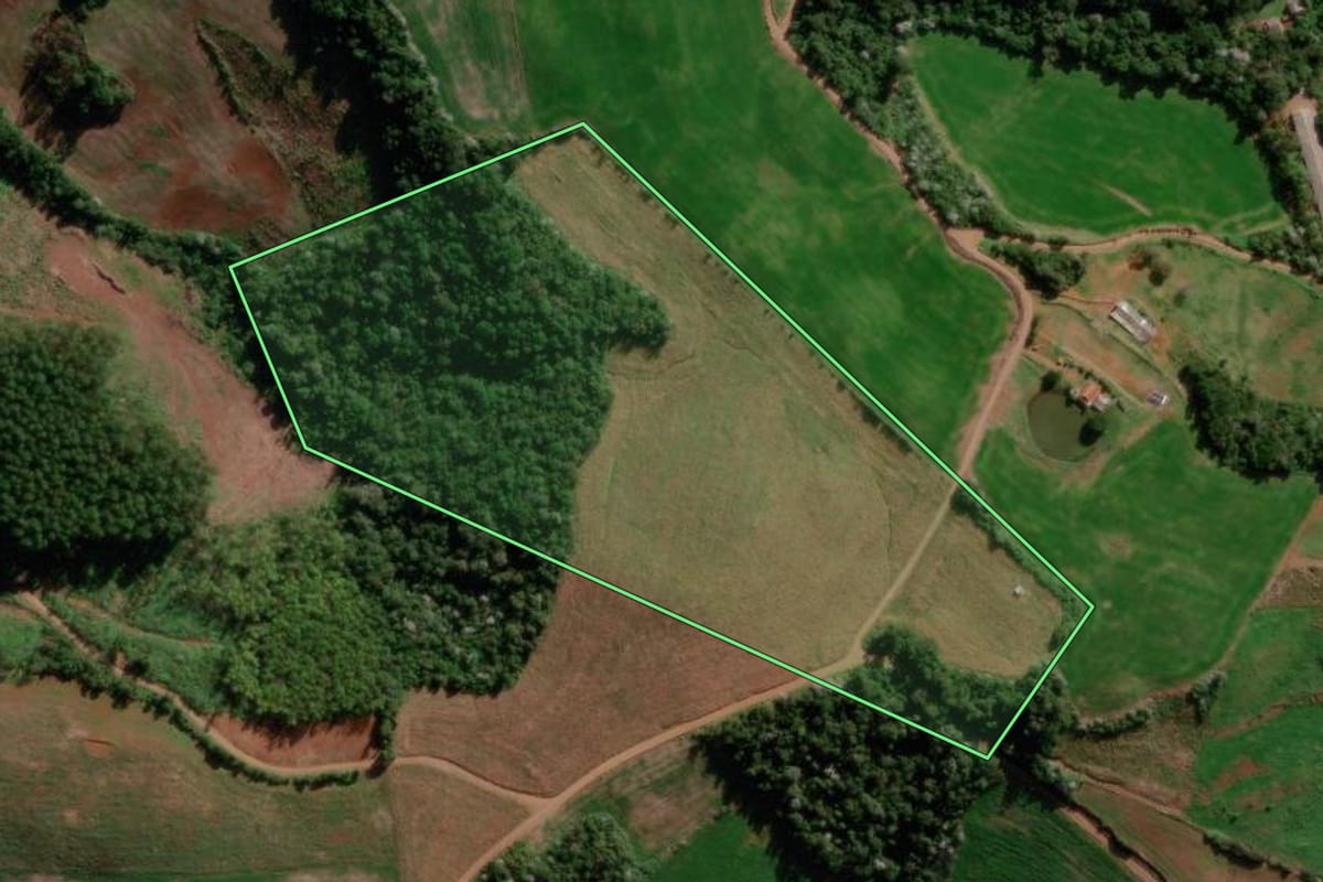 Imagem de satélite do imóvel rural em Marmeleiro (PR), com o contorno declarado no CAR desenhado por cima.