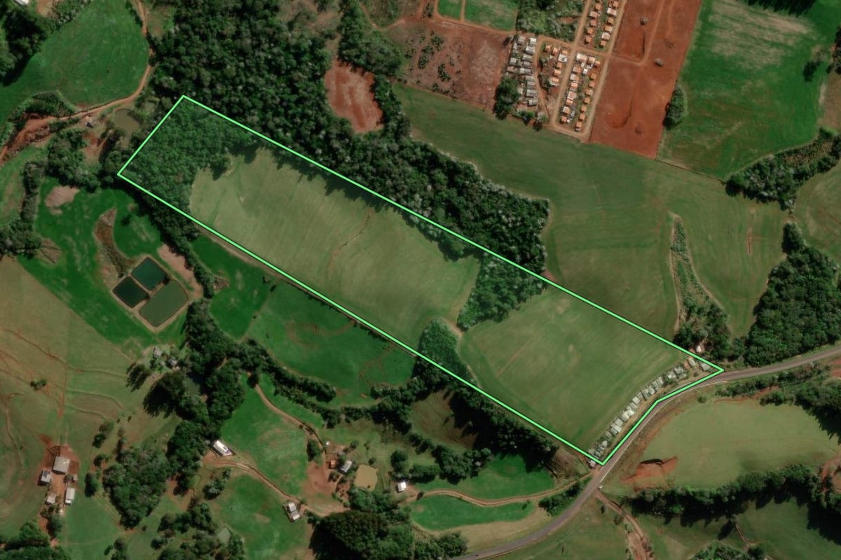 Imagem de satélite do imóvel rural em Marmeleiro (PR), com o contorno declarado no CAR desenhado por cima.
