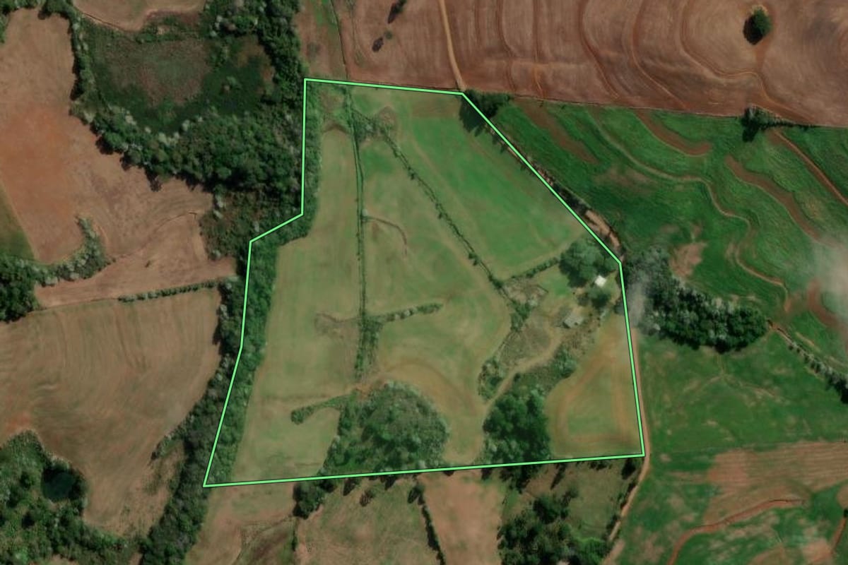 Imagem de satélite do imóvel rural em Marmeleiro (PR), com o contorno declarado no CAR desenhado por cima.
