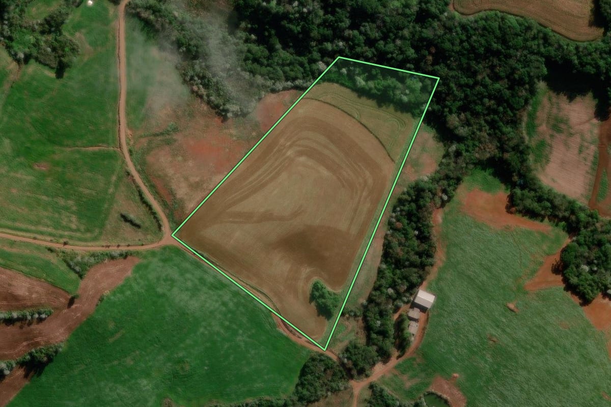 Imagem de satélite do imóvel rural em Marmeleiro (PR), com o contorno declarado no CAR desenhado por cima.