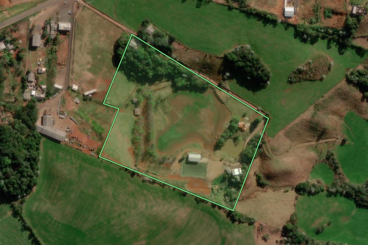 Imagem de satélite do imóvel rural em Marmeleiro (PR), com o contorno declarado no CAR desenhado por cima.