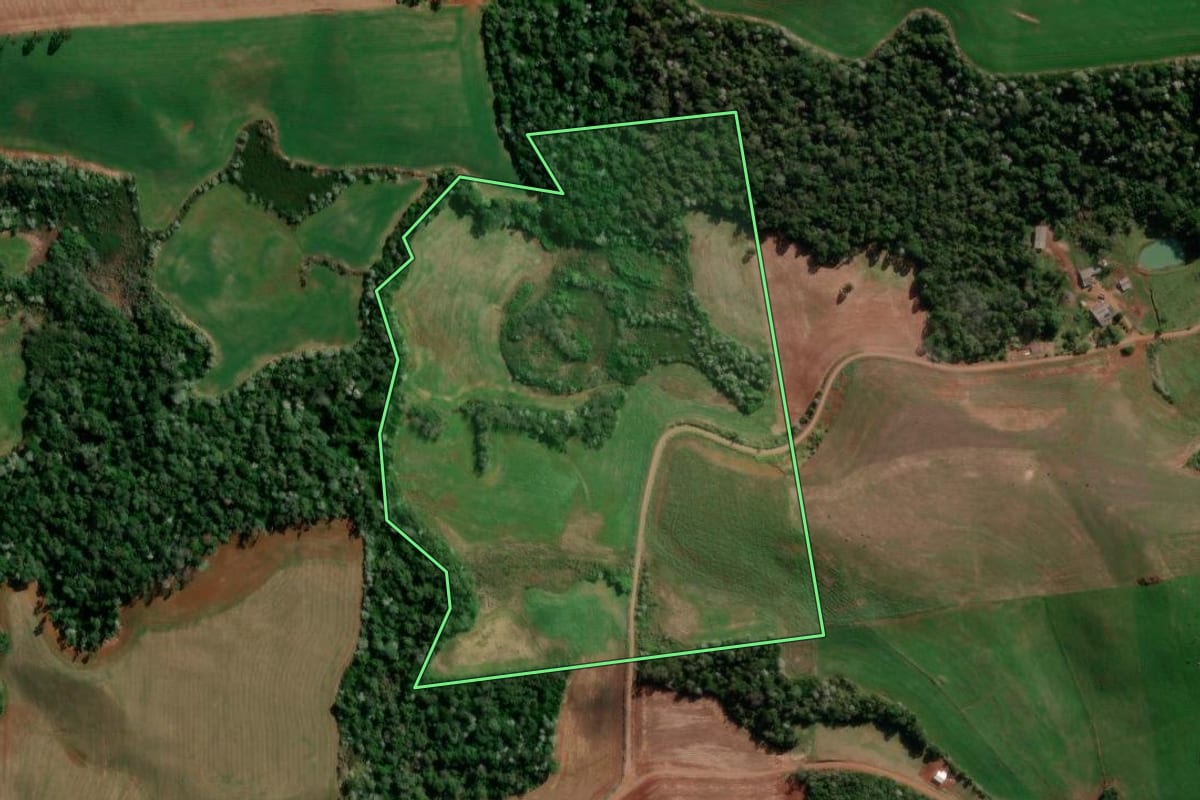 Imagem de satélite do imóvel rural em Marmeleiro (PR), com o contorno declarado no CAR desenhado por cima.