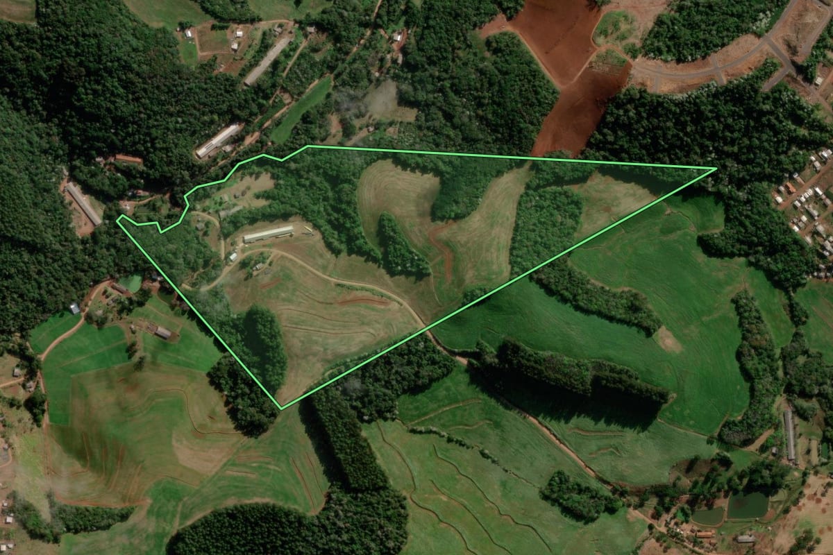 Imagem de satélite do imóvel rural em Marmeleiro (PR), com o contorno declarado no CAR desenhado por cima.
