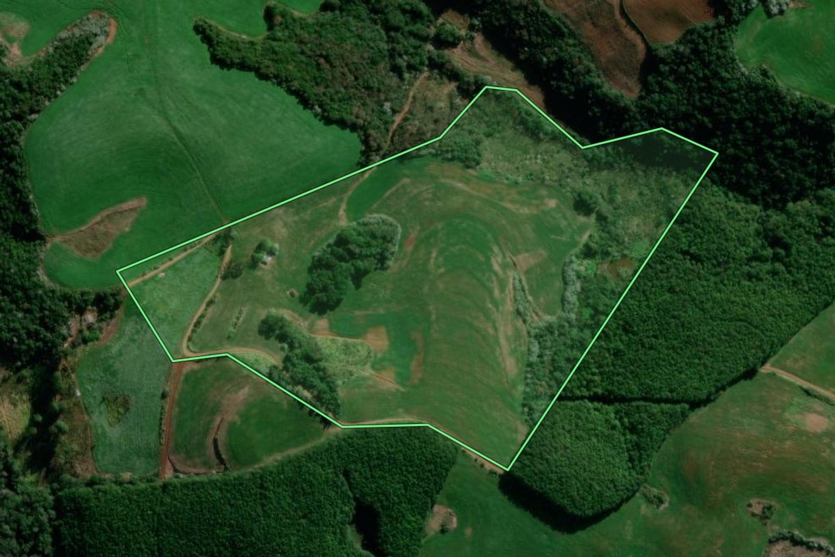 Imagem de satélite do imóvel rural em Marmeleiro (PR), com o contorno declarado no CAR desenhado por cima.