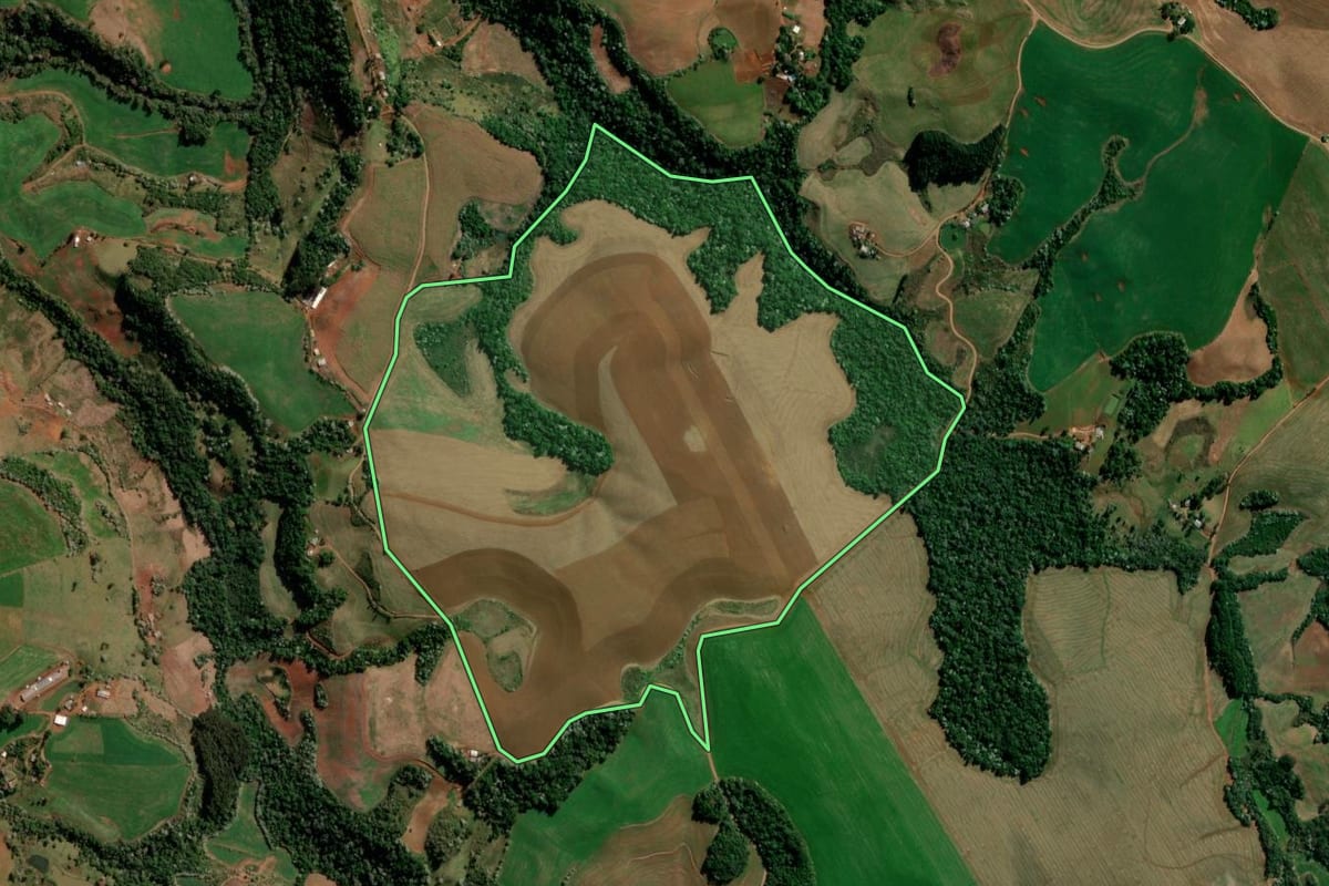 Imagem de satélite do imóvel rural em Marmeleiro (PR), com o contorno declarado no CAR desenhado por cima.