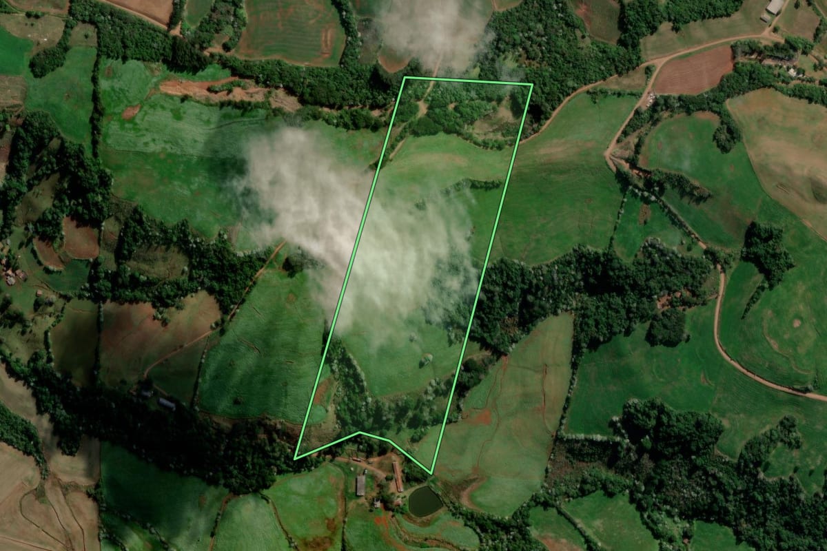 Imagem de satélite do imóvel rural em Marmeleiro (PR), com o contorno declarado no CAR desenhado por cima.