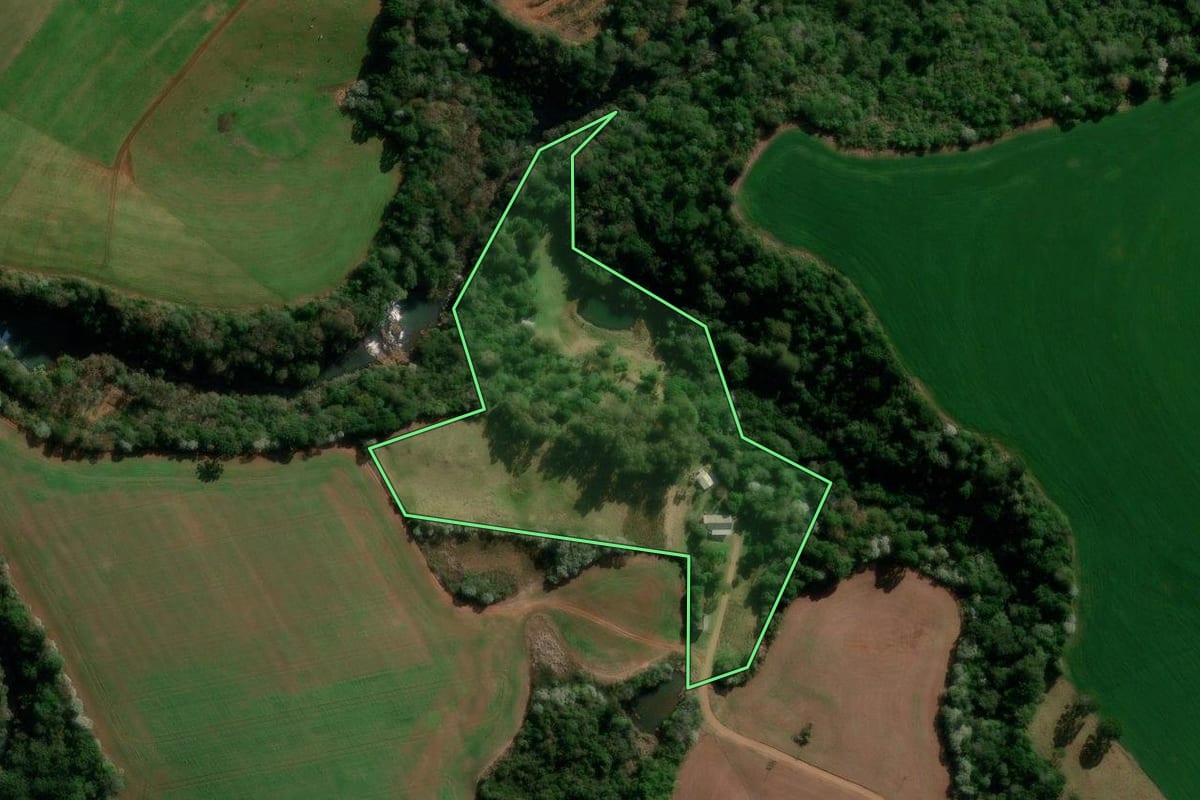 Imagem de satélite do imóvel rural em Marmeleiro (PR), com o contorno declarado no CAR desenhado por cima.